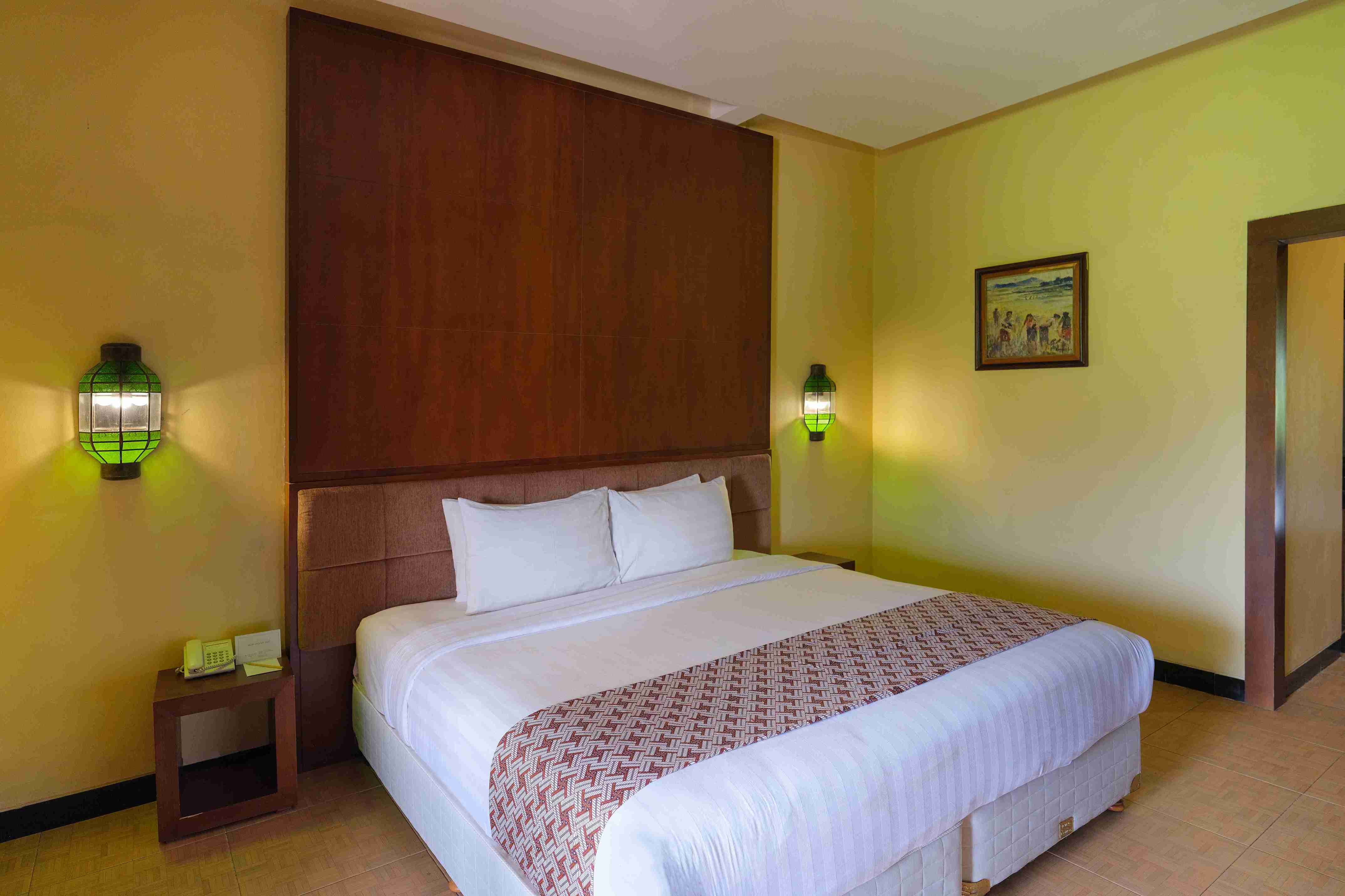 Standard Room with Mountain View - Interior with King Bed